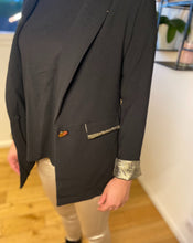 Charger l&#39;image dans la galerie, BLAZER THÉA - VESTE BLAZER NOIR ET GOLD 39,99€
